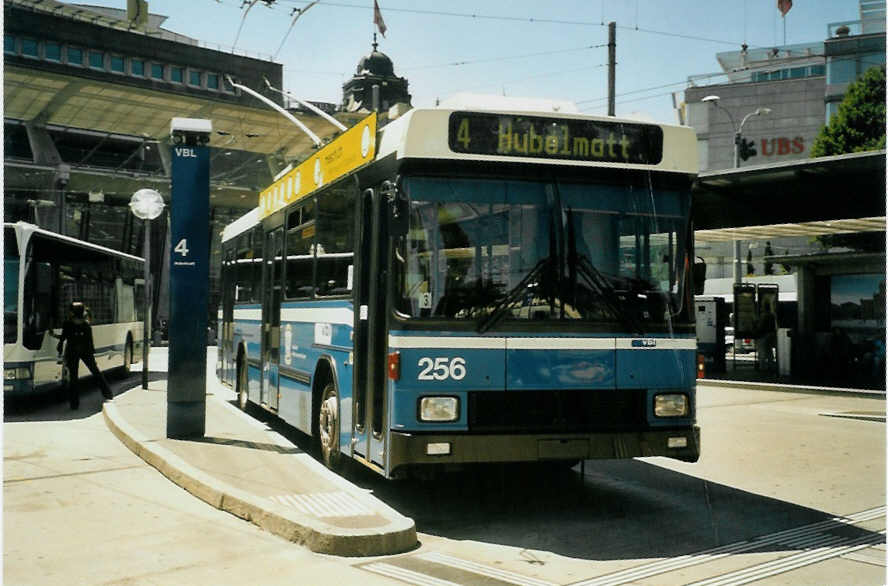 (096'204) - VBL Luzern - Nr. 256 - NAW/R&J-Hess Trolleybus am 15. Juli 2007 beim Bahnhof Luzern