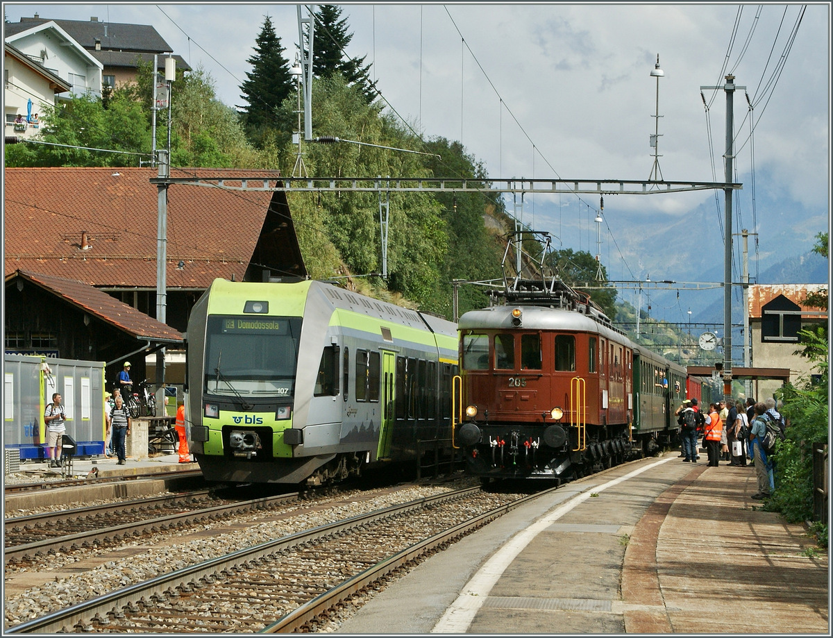 100 Jahre BLS: Trotz vieler Menschen war das Fotografieren berraschend gut mglich und so entstand bei einer solchen Mglichkeit dieses Bild mit der BLS Ae 6/8 205 und ihrem  Swiss Classic -Zug und dem Ltschberger, der zur Feier des Tage bis nach Domodossola fuhr. Beide Zge beim Halt in 
Ausserberg.
7. Sept. 2013