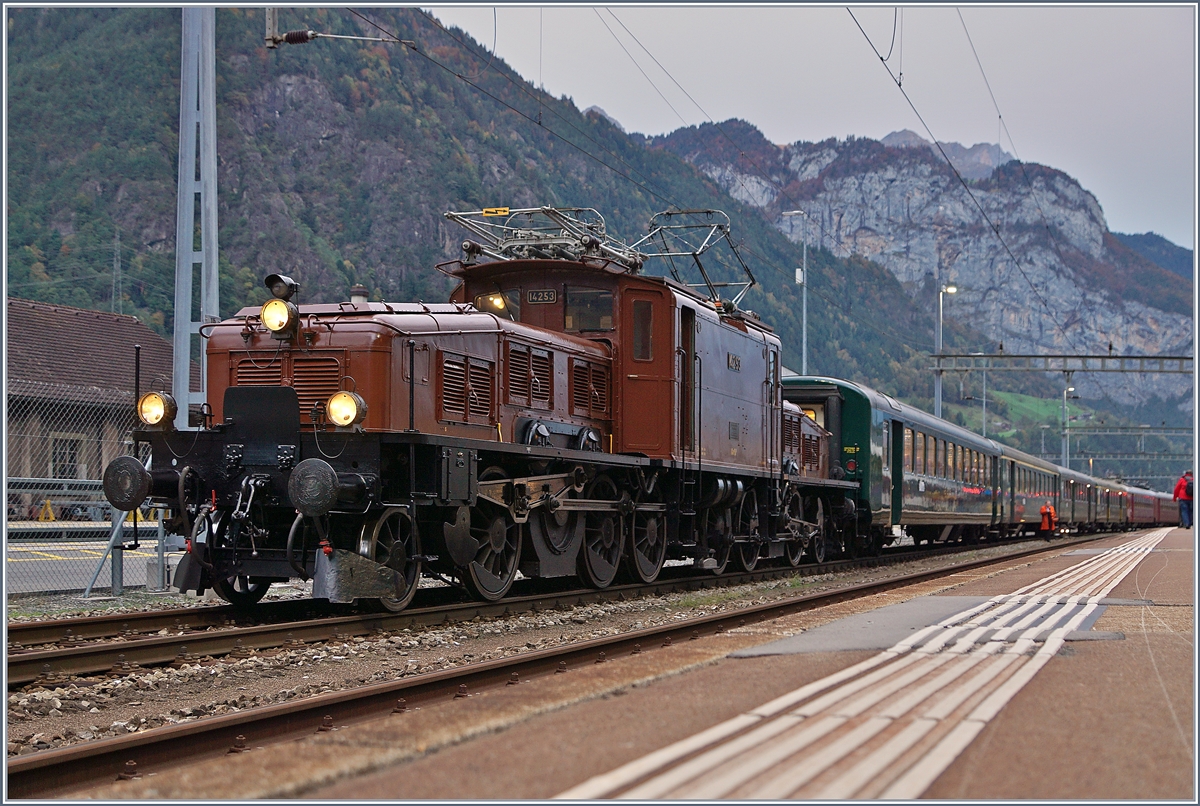 100 Jahre Krokodil. Die 100 jährige SBB Historic Ce 6/8 II 14253 (91 85 4601 253-8) steht mit ihren zehn Wagen in Erstfeld in Erwartung der grossen Fahrt über den Gotthard nach Bellinzona. Obwohl mehr in der Maschine steckt, als man ihre ansieht, denn es ist eigentlich eine Be 6/8 II, werden ihre für die Geburtstagsfahrt zwei weitere Krokodile beigestellt. 19. Oktober 2019