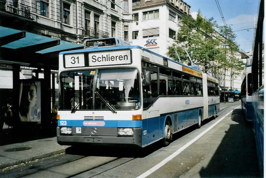 (100'112) - VBZ Zrich - Nr. 123 - Mercedes Gelenktrolleybus am 5. Oktober 2007 in Zrich, Lwenplatz