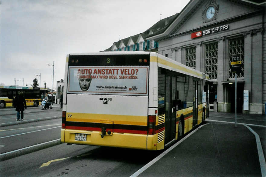 (100'511) - STI Thun - Nr. 77/BE 274'177 - MAN am 26. Oktober 2007 beim Bahnhof Thun