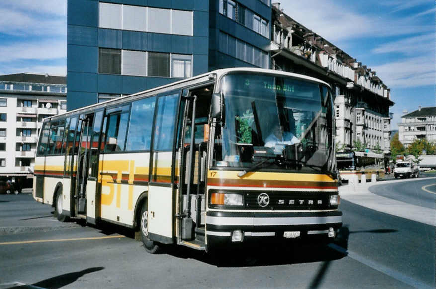 (100'717) - STI Thun - Nr. 17/BE 363'613 - Setra (ex AvH Heimenschwand Nr. 7) am 29. Oktober 2007 beim Bahnhof Thun