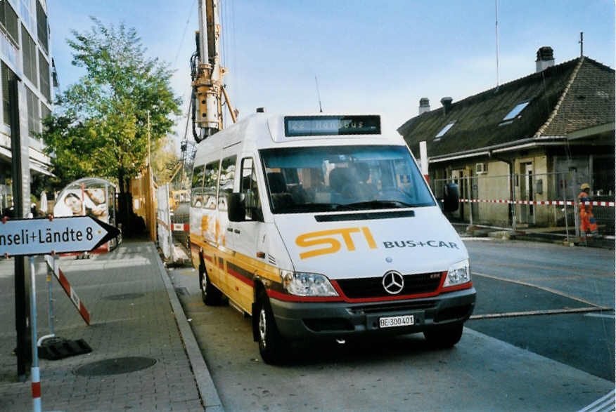 (100'718) - STI Thun - Nr. 1/BE 300'401 - Mercedes am 29. Oktober 2007 beim Bahnhof Thun