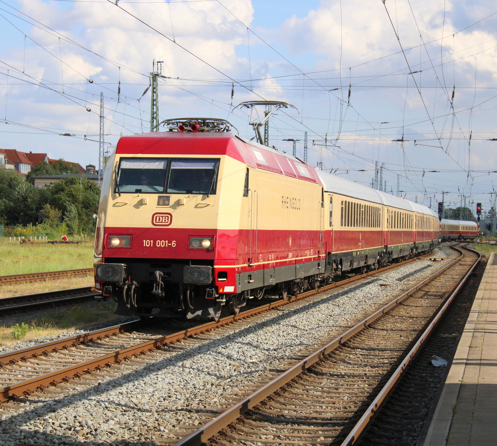 101 001 mit AKE 1315 Warnemünde - Köln Hbf bei der Durchfahrt als Leerzug im Rostocker Hbf.10.08.2024