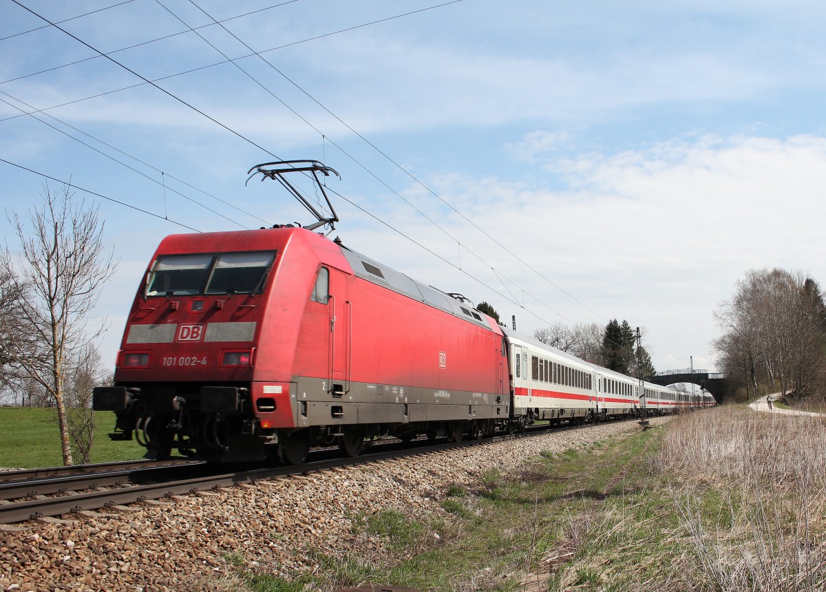 101 002-4 schiebend an einem IC am 12. April 2015 kurz vor �bersee am Chiemsee.