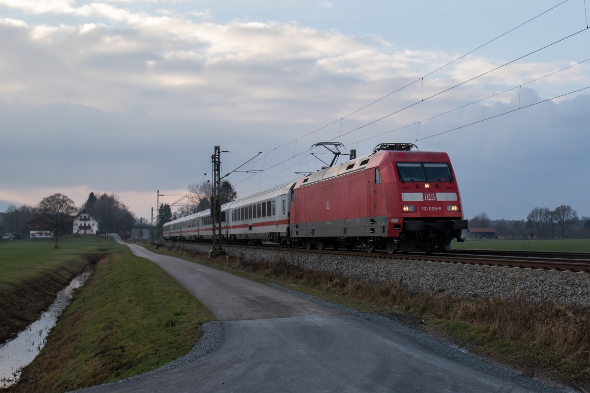101 009-9 am sp�ten Nachmittag des 27. November 2015 bei �bersee am Chiemsee.