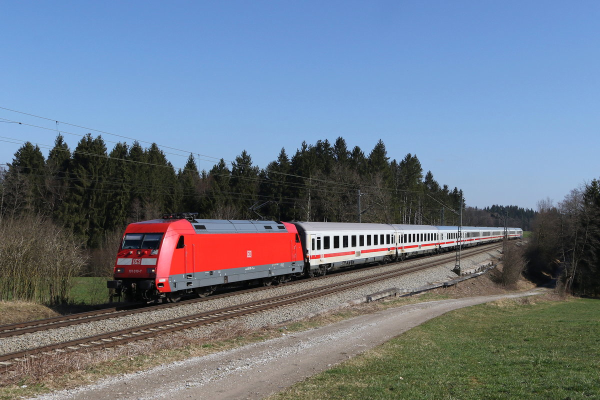 101 010 mit einem EC aus Salzburg kommend am 18. M�rz 2020 bei Grabenst�tt im Chiemgau.
