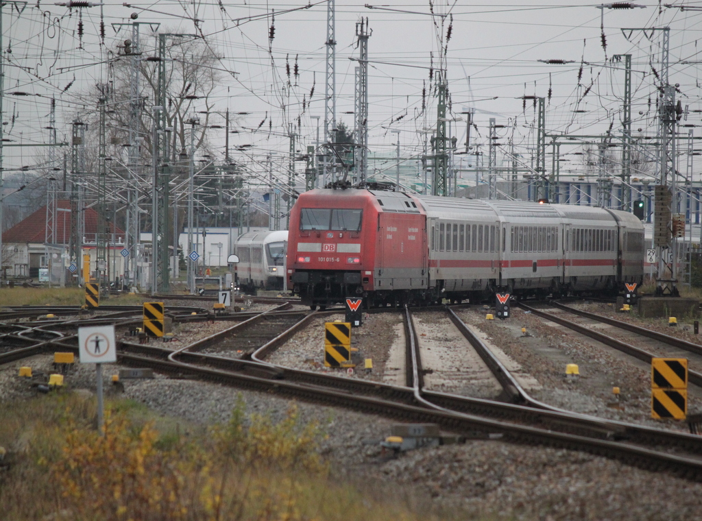 101 015-6 mit IC 2213(Binz-Stuttgart)bei der Ausfahrt im Rostocker Hbf neben an stand schon IC 2303 nach M�nchen Hbf bereit.20.12.2015