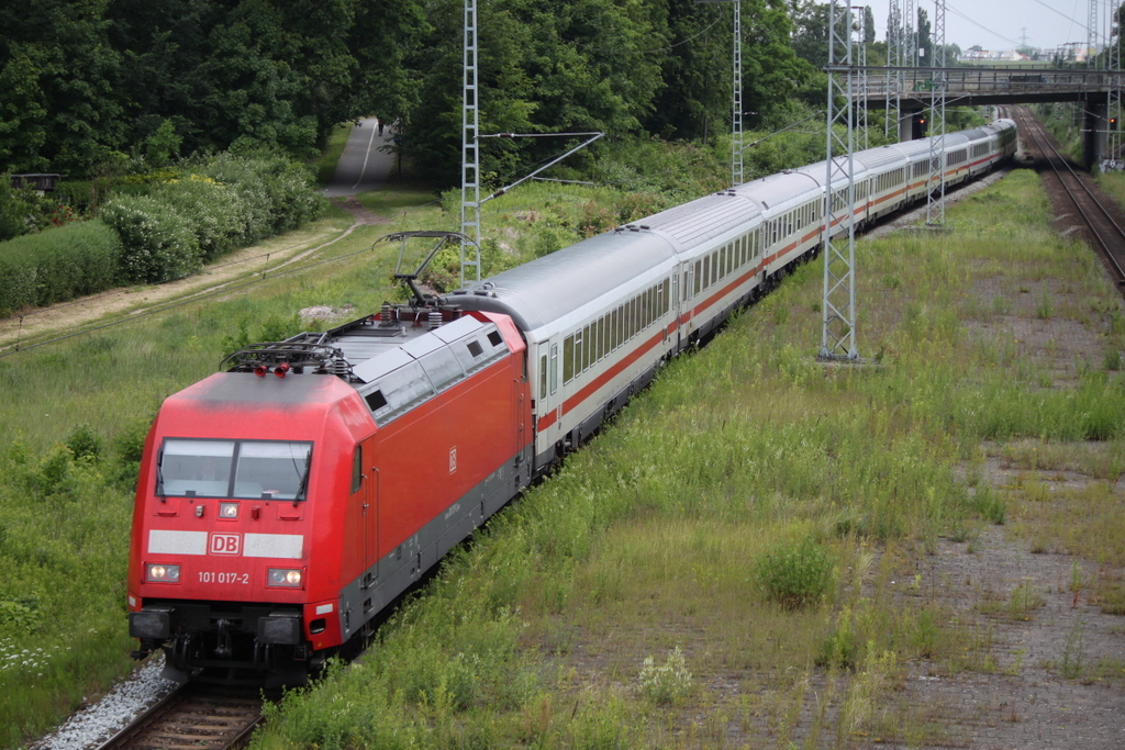 101 017-2 mit IC 2213(Binz-Stuttgart)bei der Durchfahrt im Haltepunkt Rostock-Kassebohm.18.06.2017