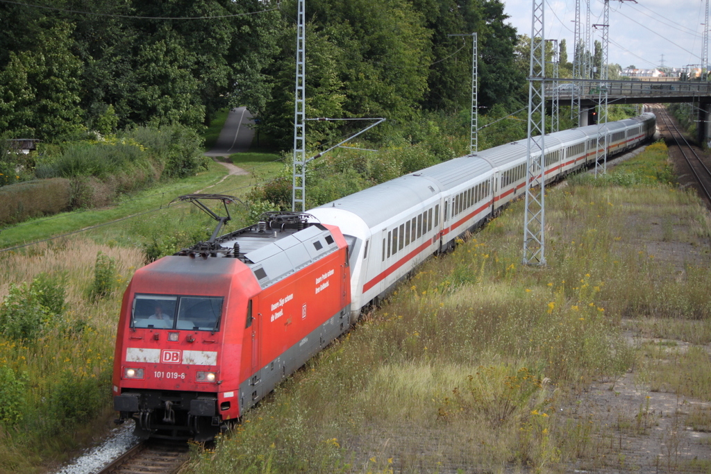 101 019-6 mit IC 2213(Binz-Stuttgart)bei der Durchfahrt im Haltepunkt Rostock-Kassebohm.25.08.2017