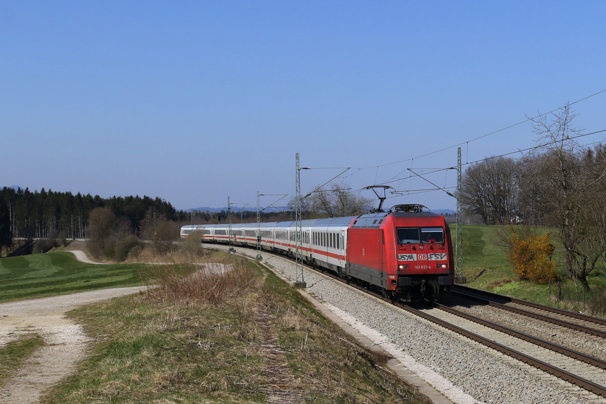 101 021 war am 2. April 2020 bei Grabenst�tt in Richtung Freilassing unterwegs.