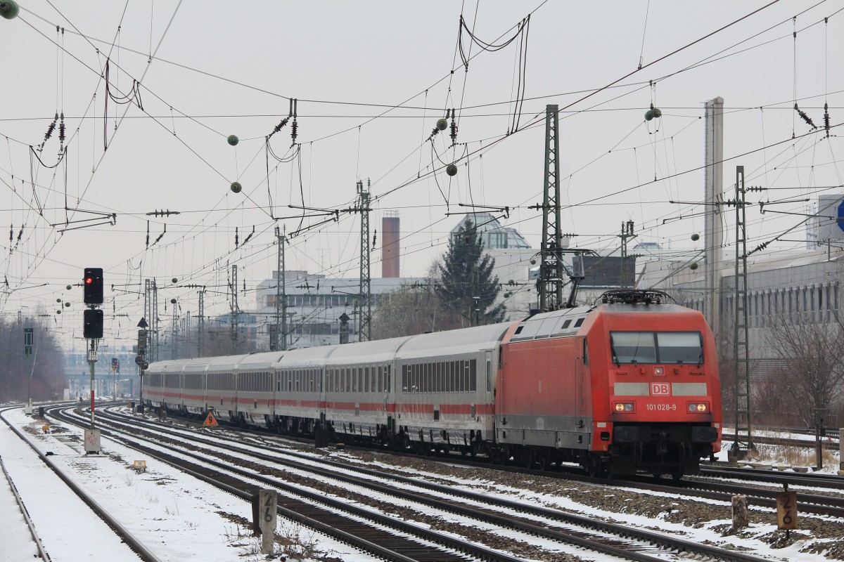 101 028-9 am 27. M�rz 2013 vom M�nchner Hauptbahnhof kommend am Heimeranplatz.