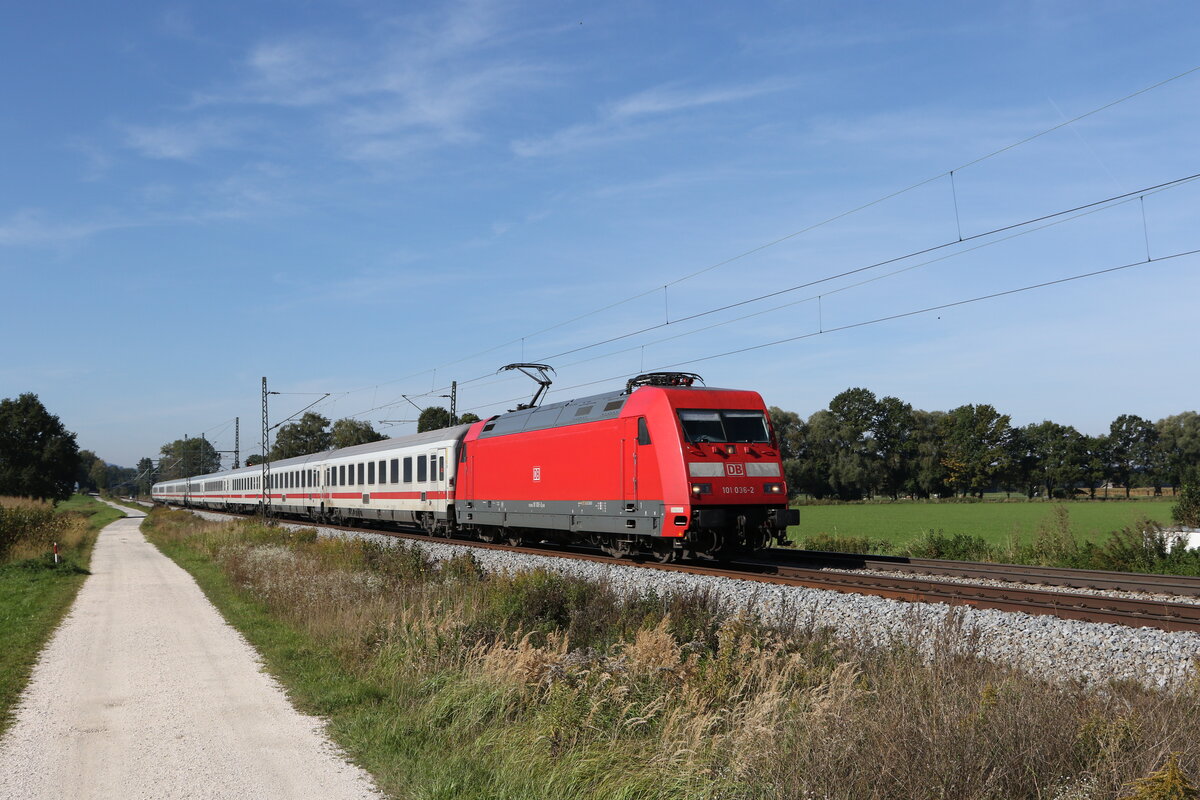 101 036 auf dem Weg nach Salzburg am 11. Oktober 2021 bei �bersee am Chiemsee.