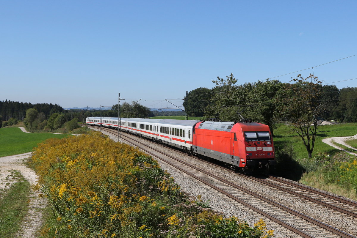 101 036 schiebend an einem  EC  am 9. September 2020 bei Grabenst�tt im Chiemgau.