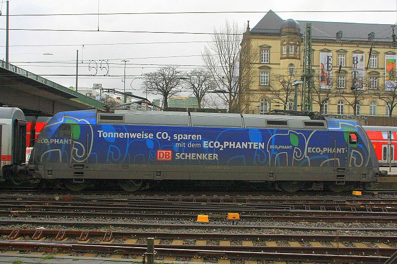 101 042  Ecophant  mit IC 2220 nach Lübeck am 19.12.2014 in Hamburg Hbf