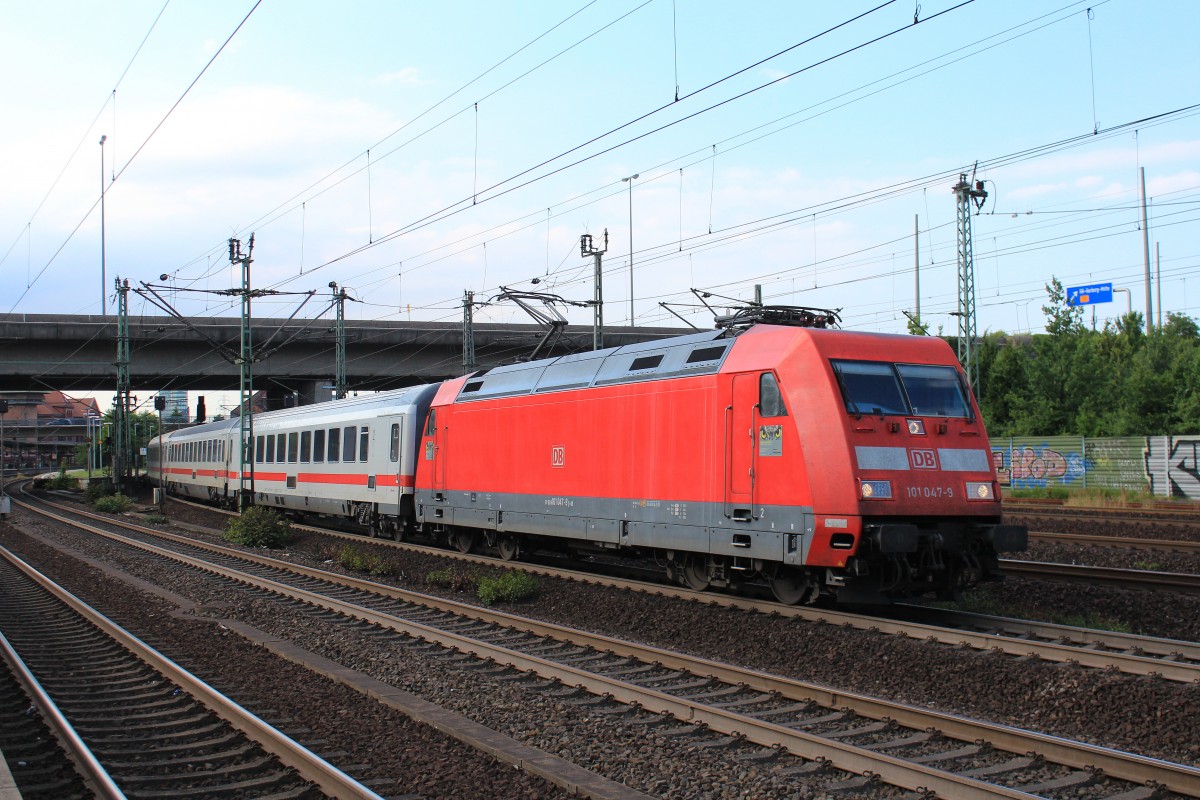 101 047-9 verl��t am 31. Juli 2013 den Bahnhof von Hamburg-Harburg.