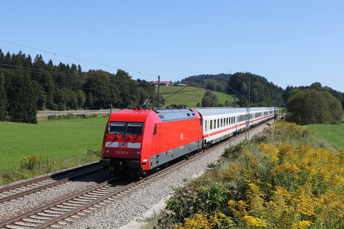 101 057 schob am 9. September 2020 bei Grabenst�tt im Chiemgau einen  EC  in Richtung Salzburg.