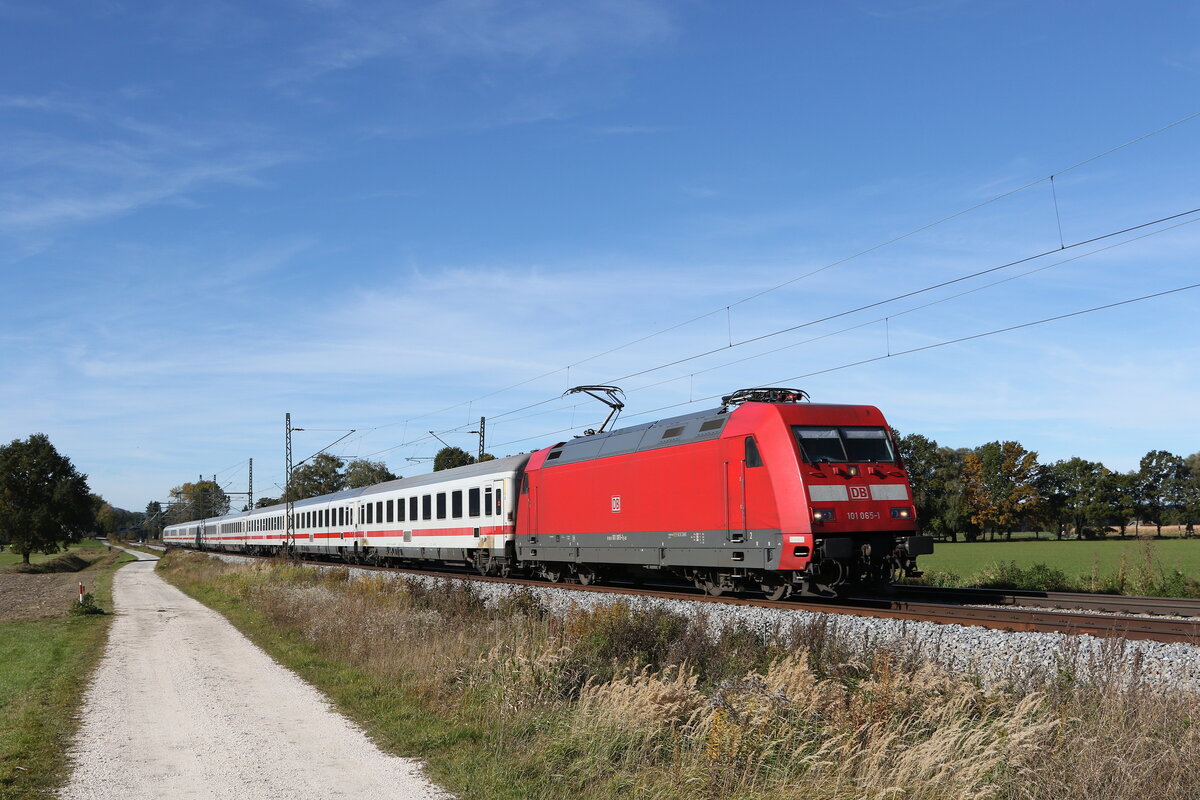 101 065 war am 20. Oktober 2021 bei �bersee am Chiemsee mit einem  EC  in Richtung Salzburg unterwegs.