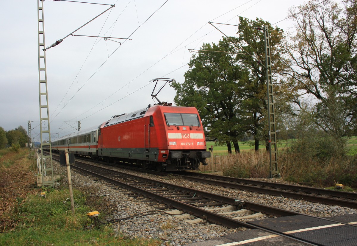 101 072-7 war am 24. Oktober 2014 bei Weisham schiebend in Richtung M�nchen im Einsatz.