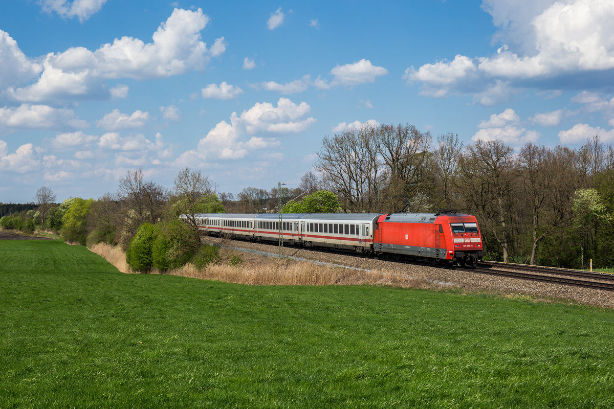 101 077 am 10. April 2017 aus M�nchen kommend bei Hilperting.