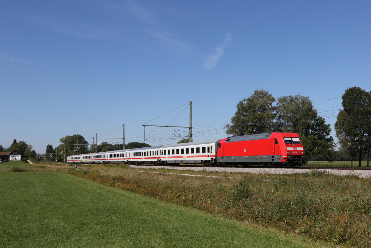 101 078 war am 23. August 2022 bei �bersee in Richtung Freilassing unterwegs.