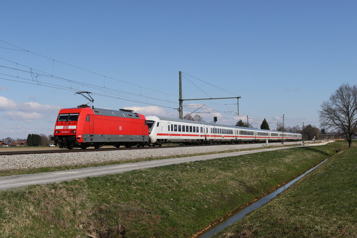 101 080 vor dem Steuerwagen eines  EC  am 23. M�rz 2020 bei �bersee.