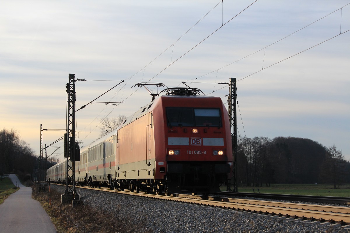 101 085-9 war am 31. Dezember 2012 bei �bersee am Chiemsee nach Salzburg unterwegs.