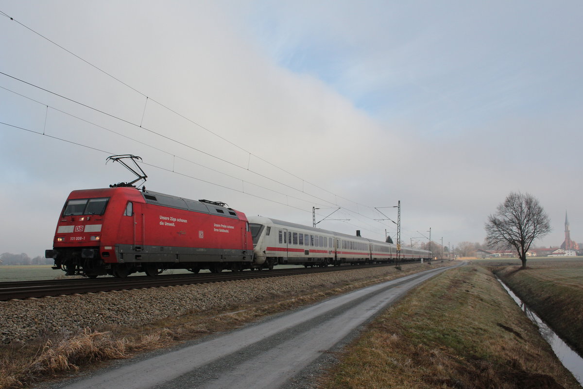 101 088-1 zog am 17. Dezember 2016 den EC 114 von Salzburg in Richtung M�nchen. Aufgenommen kurz nach �bersee am Chiemsee.