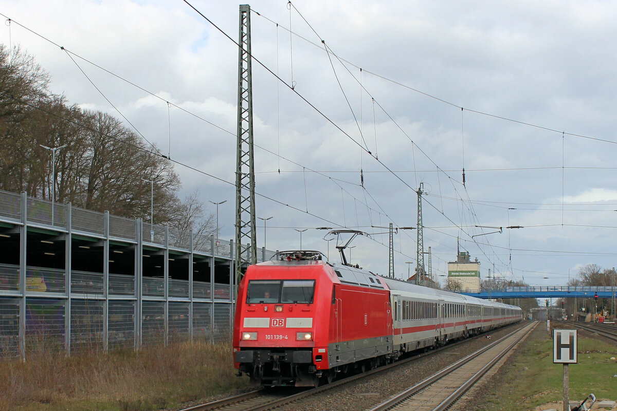 101 139-4 kommt aus Hamburg angerauscht. Tostedt, 30.03.2023.