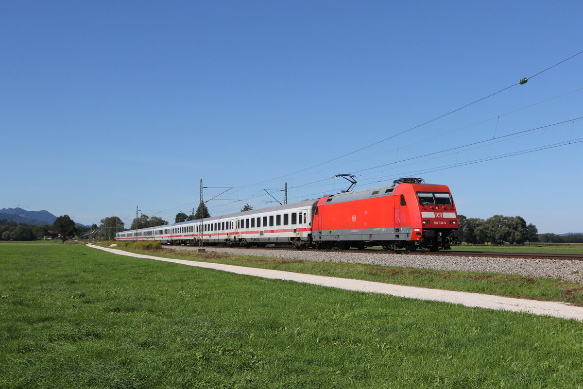101 163 war am 12. September 2022 bei �bersee am Chiemsee mit einem  EC  auf dem Weg nach Salzburg.