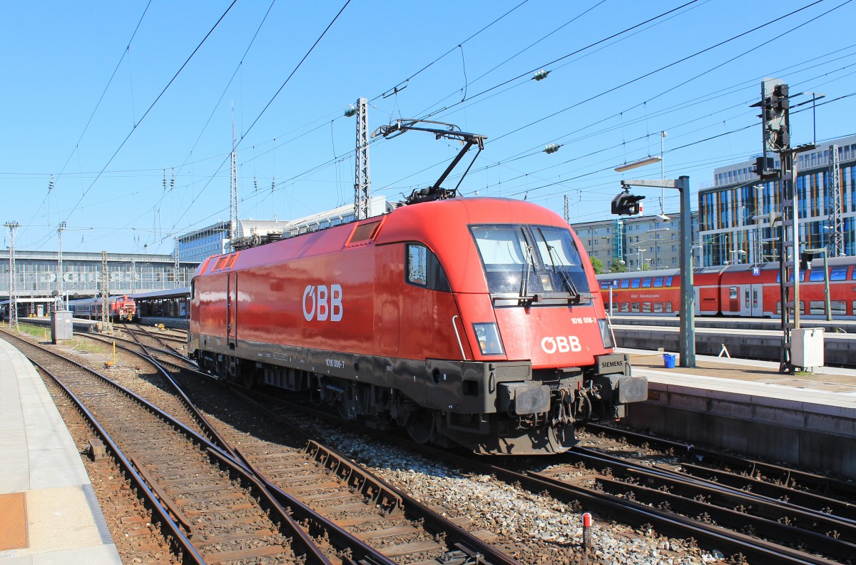 1016 006-7 beim rangieren im M�nchner Hauptbahnhof am 17. Juni 2013.