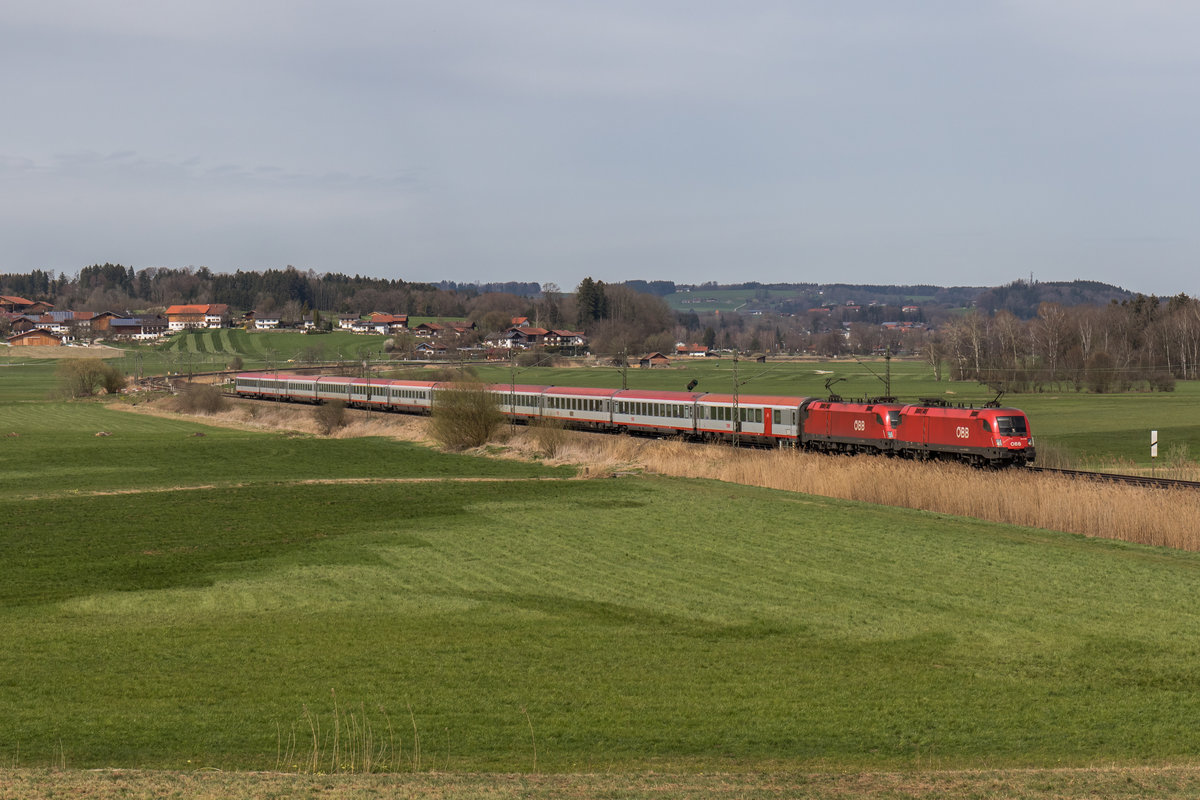 1016 007 und 1116 058 am 3. April 2016 bei Bernau am Chiemsee.