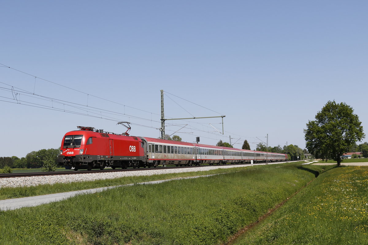 1016 007  Sunny Boy  mit einem EC aus Salzburg kommend. Aufgenommen am 6. Mai 2018 bei �bersee am Chiemsee.