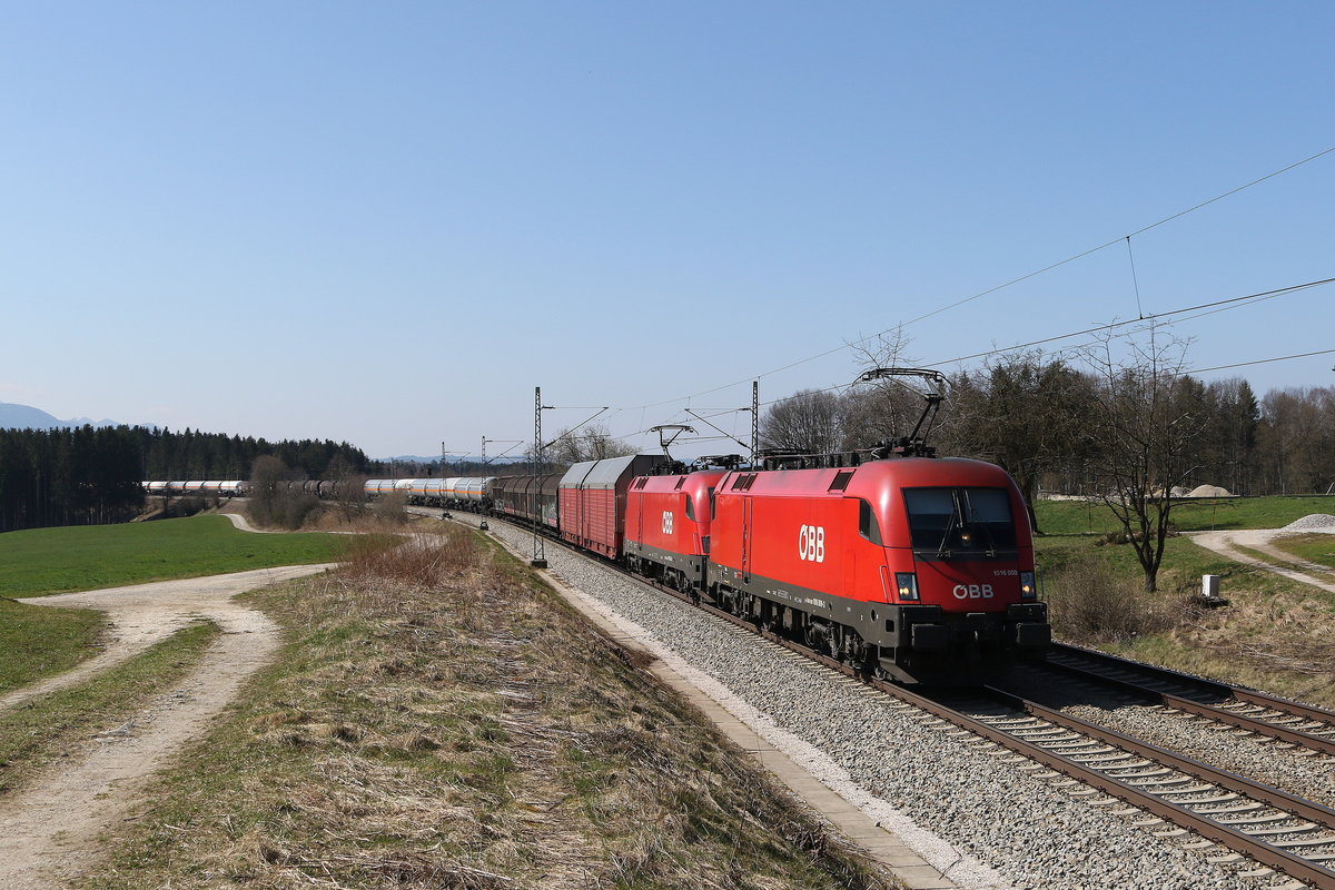 1016 009 und 1116 xxx waren am 19. M�rz 2020 bei Grabenst�tt im Chiemgau mit einem langen Mischer in Richtung Salzburg unterwegs.