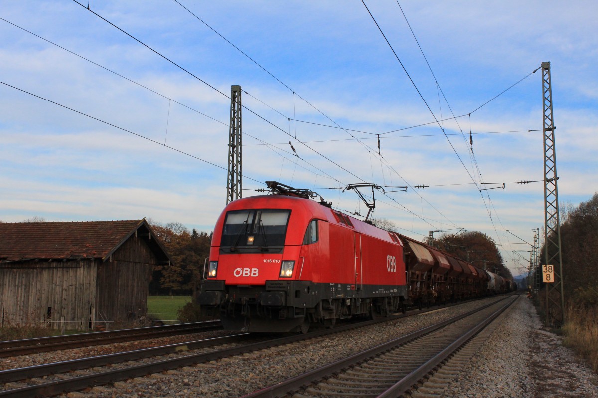 1016 010-9 mit einem G�terzug am 9. November 2012 bei �bersee.