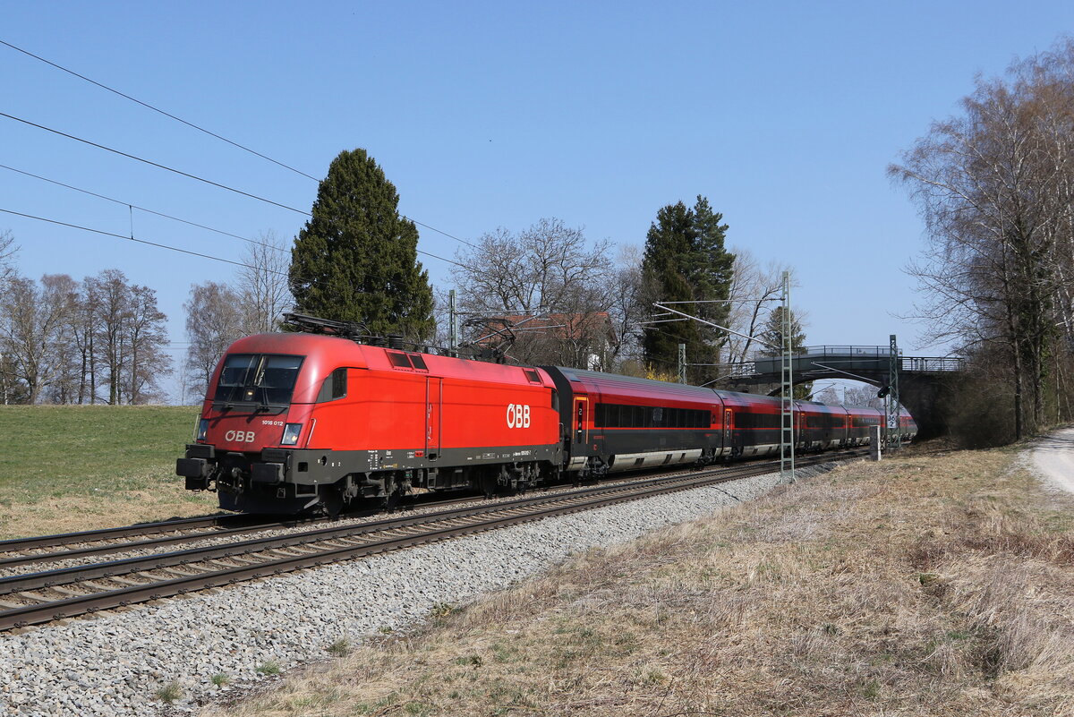 1016 012 mit dem  EC 112  auf dem Weg nach M�nchen. Aufgenommen am 28. M�rz 2022 bei �bersee am Chiemsee.