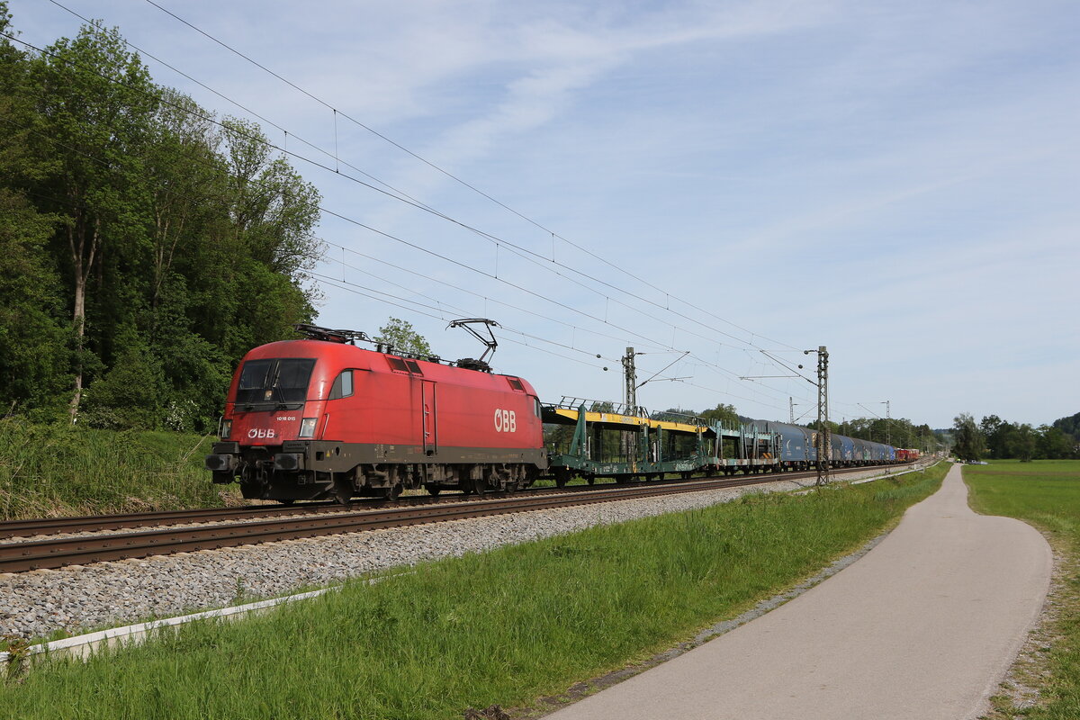 1016 015 mit einem gemischten G�terzug auf dem Weg nach Salzburg. Aufgenommen am 15. Mai 2024 bei Weisham im Chiemgau.