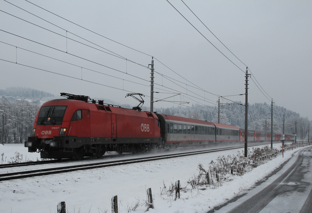 1016 017-4 bringt am 25. Januar 2014 Zuschauer zum Hahnenkamm-Rennen, aufgenommen kurz vor Kitzb�hel.