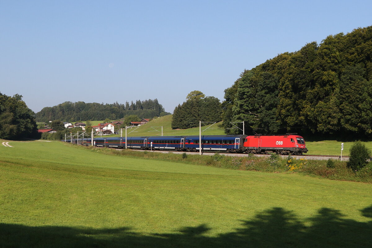 1016 017 war mit einem  Nightjet  am 12. August 2025 bei Axdorf auf dem Weg nach M�nchen.