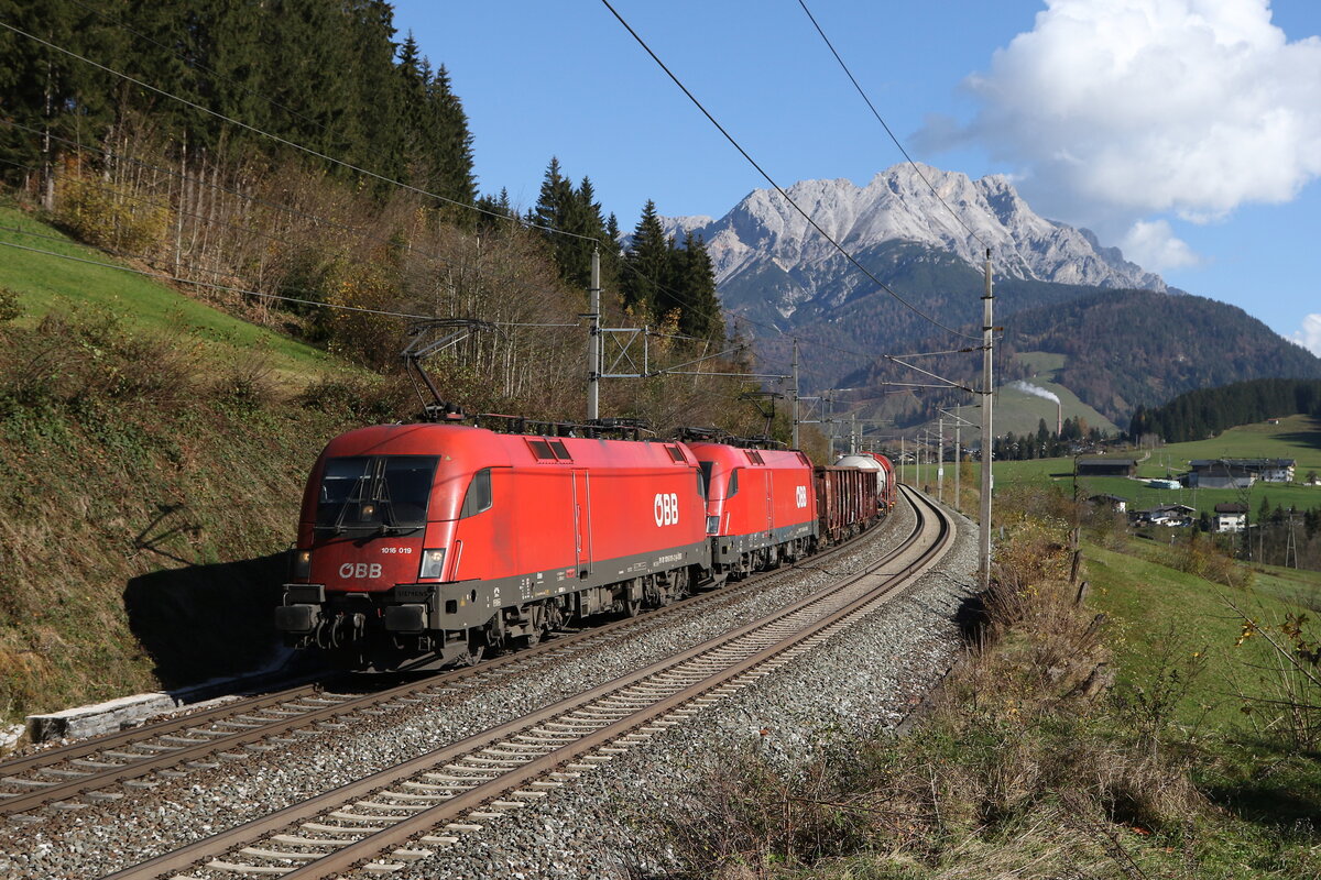 1016 019 und 1116 xxx waren mit einem gemischten G�terzug am 29. Oktober 2024 bei Pfaffenschwend auf dem Weg nach W�rgl.