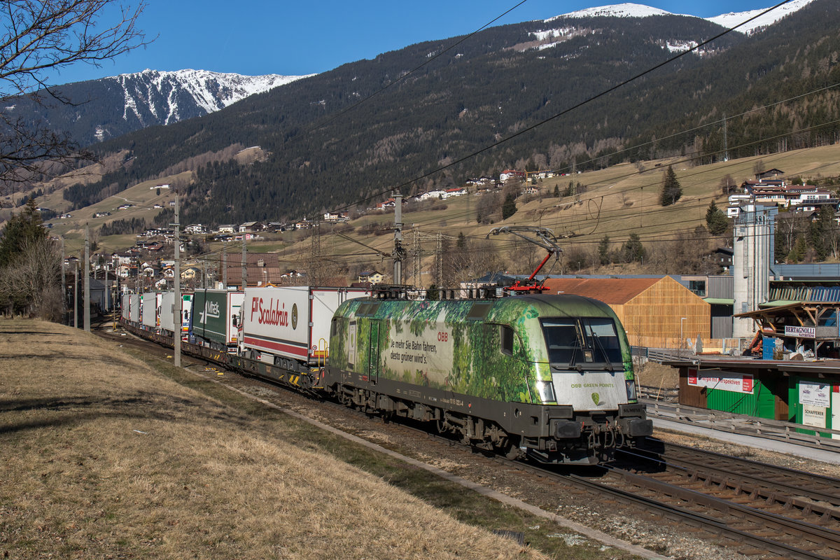 1016 023-4  Green Points  am 19. M�rz 2016 bei der Ausfahrt aus dem Bahnhof von Matrei am Brenner.