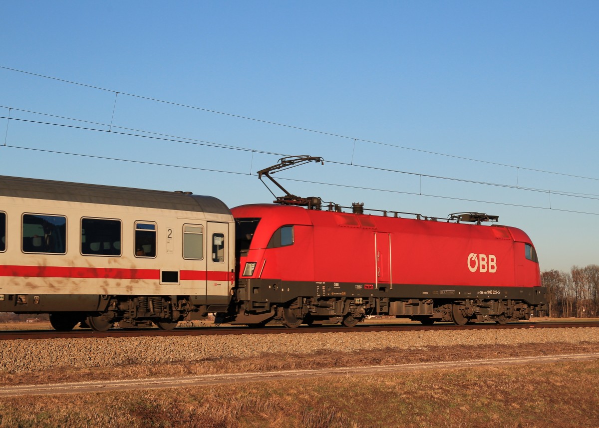 1016 027-5 war am 30. Dezember 2013 bei �bersee in Richtung Salzburg unterwegs.