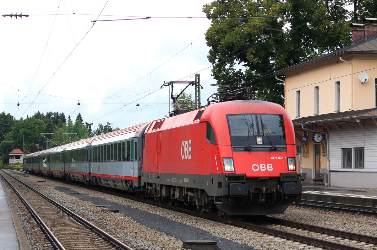 1016 028-1 durchf�hrt am 16. August 2012 von M�nchen kommend den Bahnhof von Assling.