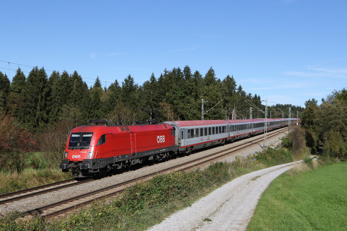 1016 028 mit einem  EC  aus Salzburg kommend am 9. Oktober 2020 bei Grabenst�tt im Chiemgau.