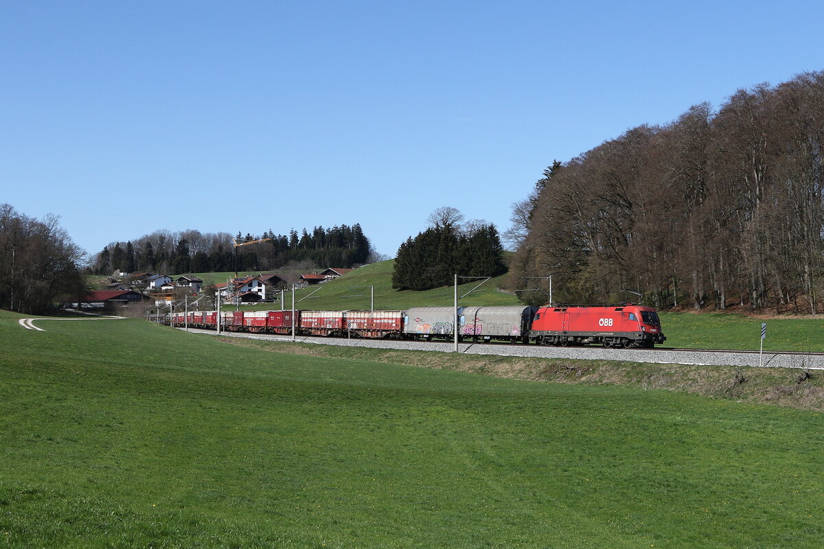 1016 028 mit einem gemischten G�terzug aus Rosenheim kommend am 8. April 2025 bei Axdorf im Chiemgau.