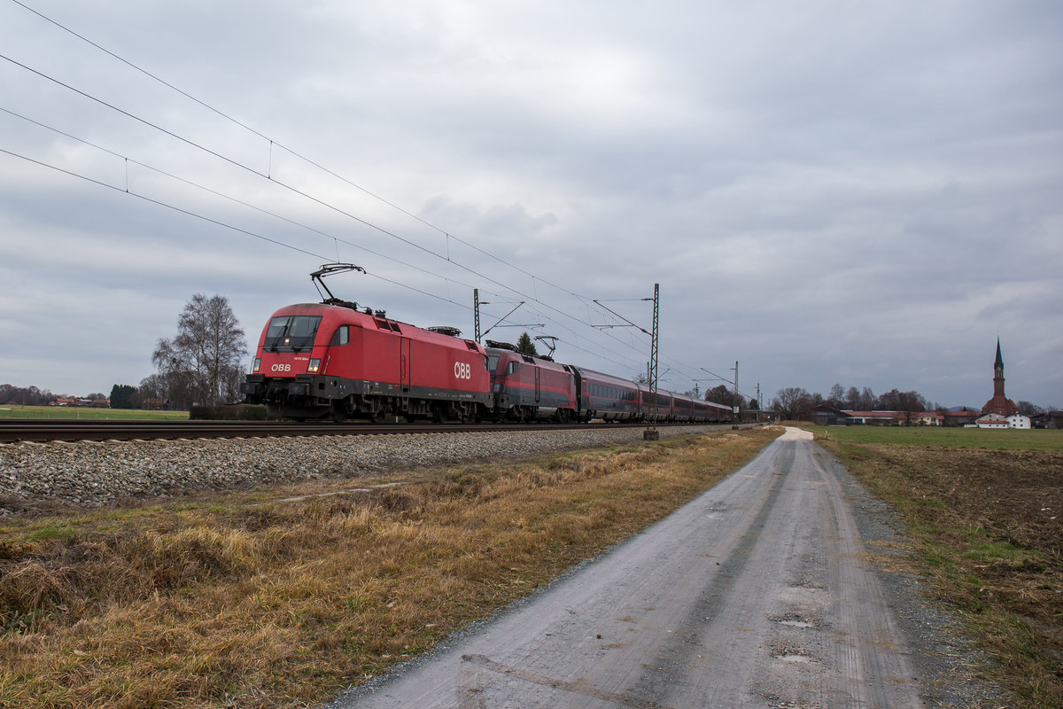 1016 034 und 1116 203 gemeinsam mit einem Railjet am 28. Dezember 2016 bei �bersee am Chiemsee.