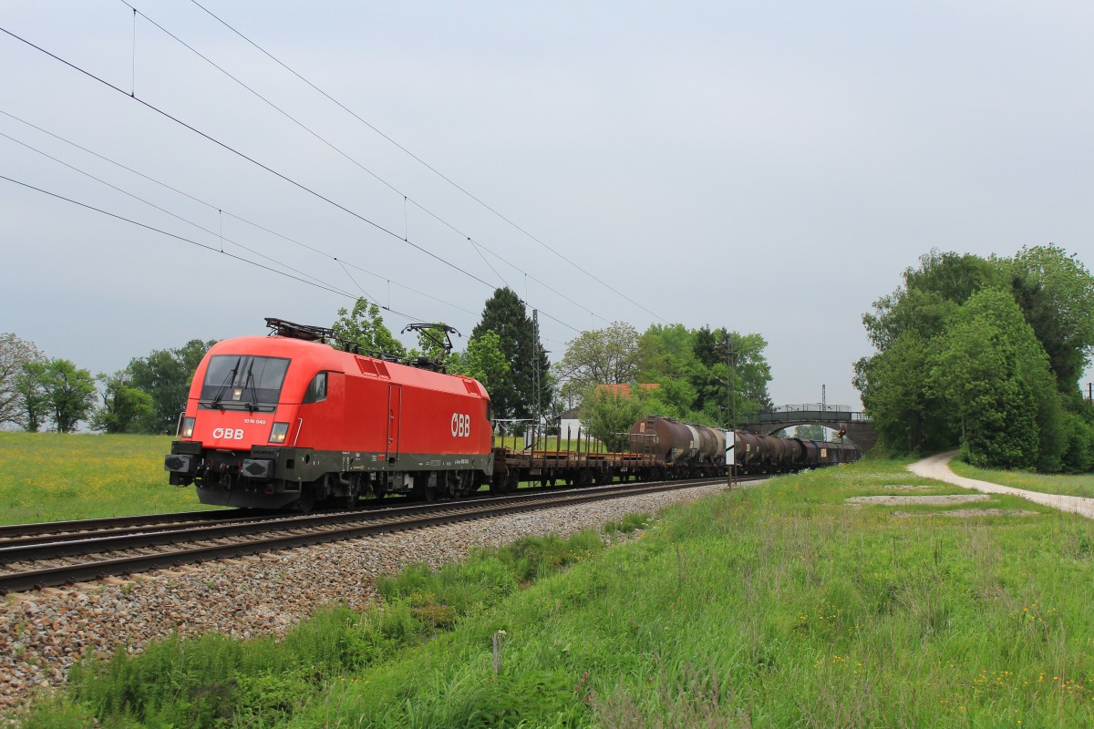 1016 040-6 kam am 17. Mai 2013 mit einem G�terzug aus Salzburg. Aufgenommen bei �bersee am Chiemsee.