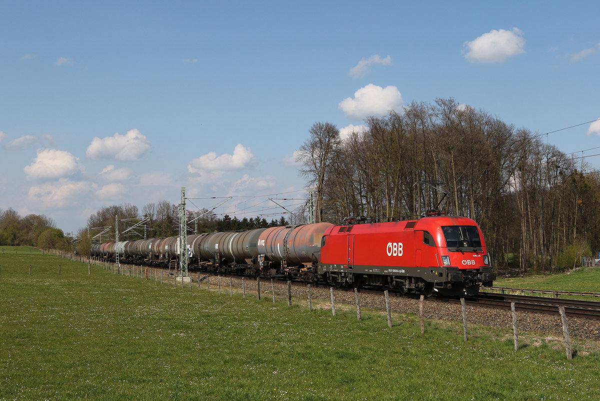 1016 044 mit einem Kesselwagenzug aus M�nchen kommend am 21. April 2021 bei Vogl.