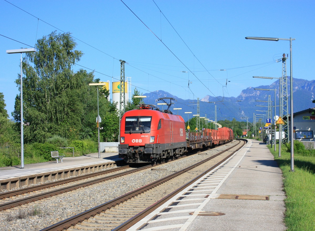 1016 047-1 mit einem gemischten G�terzug am 13. Juni 2013 beim durchfahren des Bahnhofs von Bernau am Chiemsee.