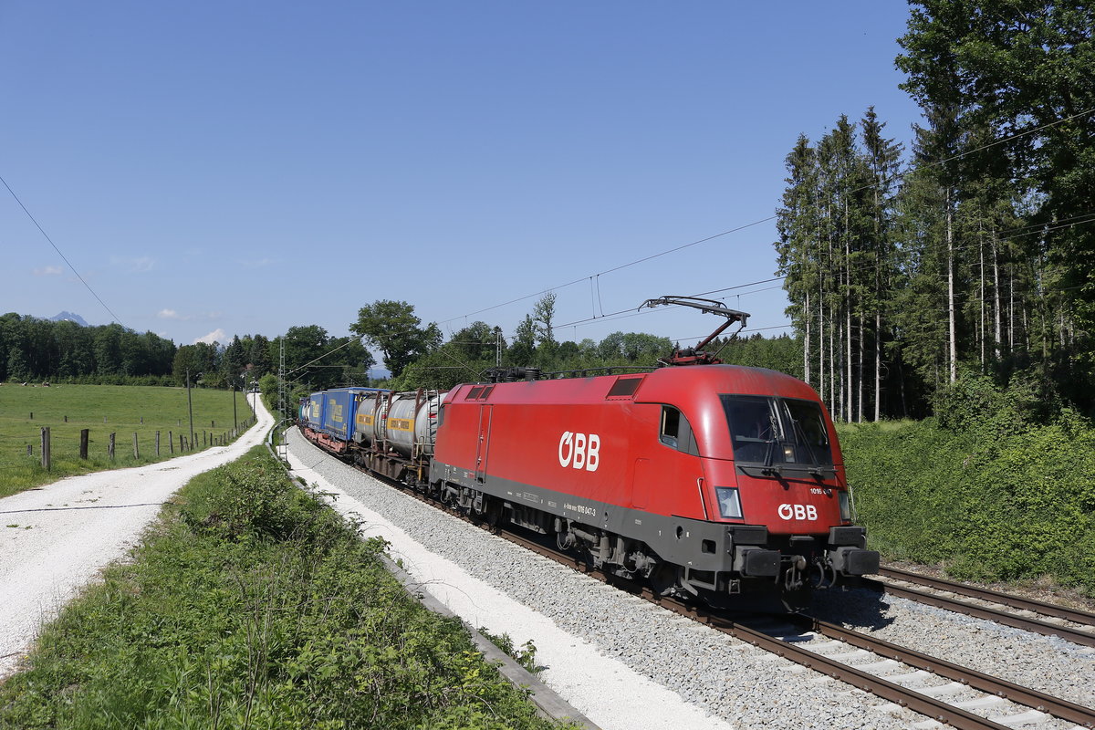 1016 047 auf dem Weg nach Salzburg am 13. Mai 2018 bei Grabenst�tt.
